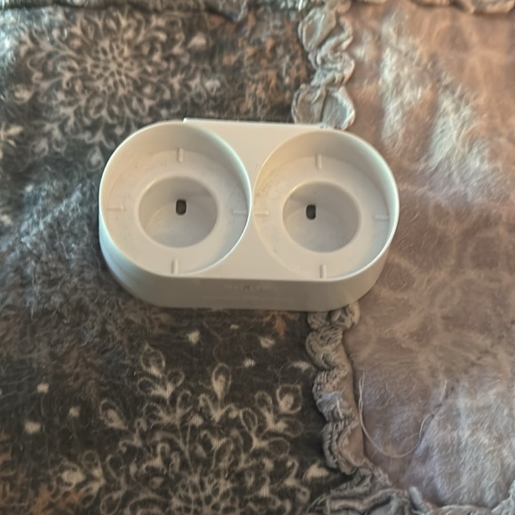 Philips Sonicare charger, two brush stand, and two travel containers. - Picture 10 of 10